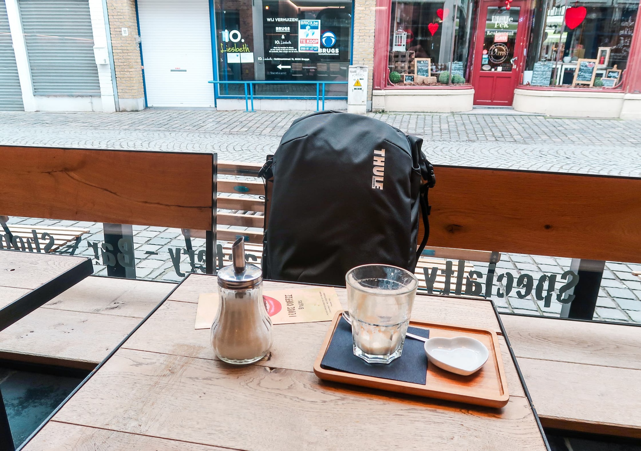 Thule Subterra Backpack 34L в кафе